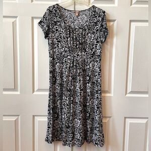 BLACK AND WHITE SHORT SLEEVE DRESS BY WHITE STAG SIZE XL (16-18)